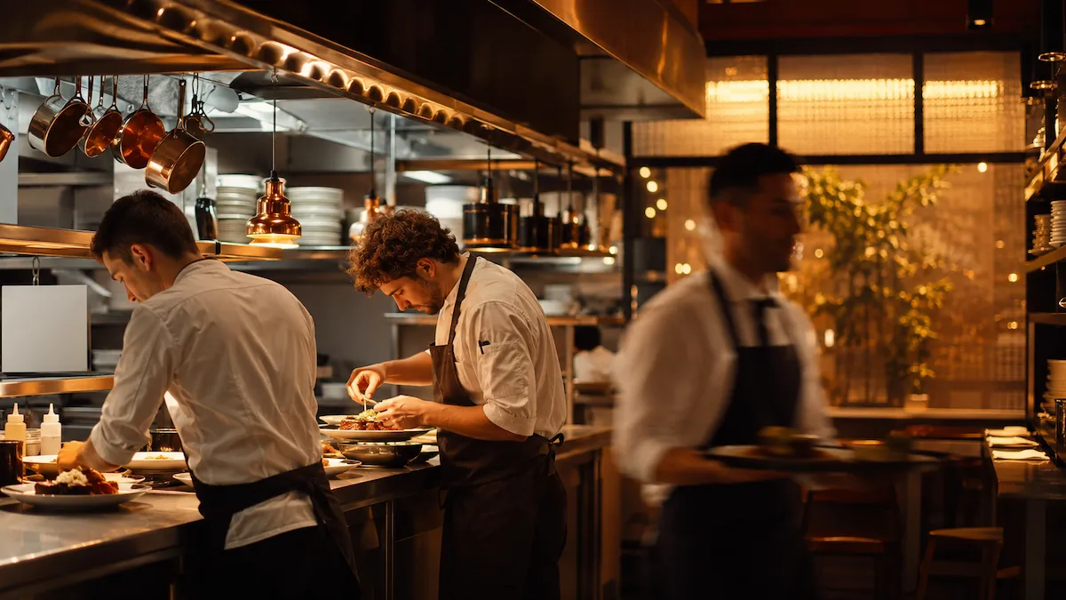 Cocina profesional de restaurante en servicio · Software PRL para hostelería y restauración